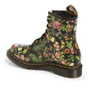 RARE DR MARTEN FLORAL NWT